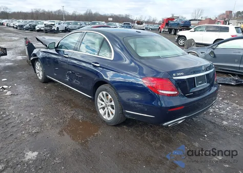 2018 Mercedes-Benz E 300 4Matic z USA, uszkodzony, nr VIN WDDZF4KB0JA454617